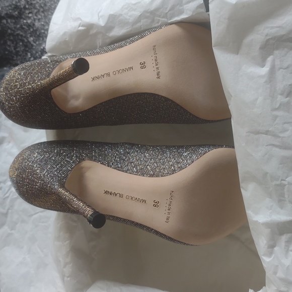 Manolo Blahnnik's Gold/Bronze heels - Picture 7 of 13